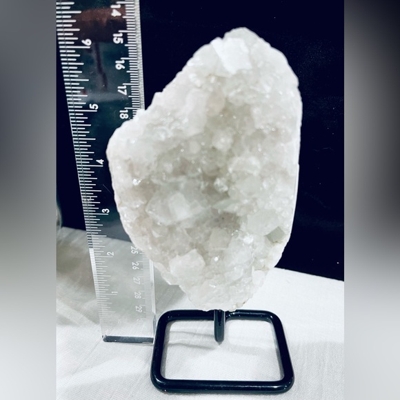 Quartz on a stand - Picture 9 of 15